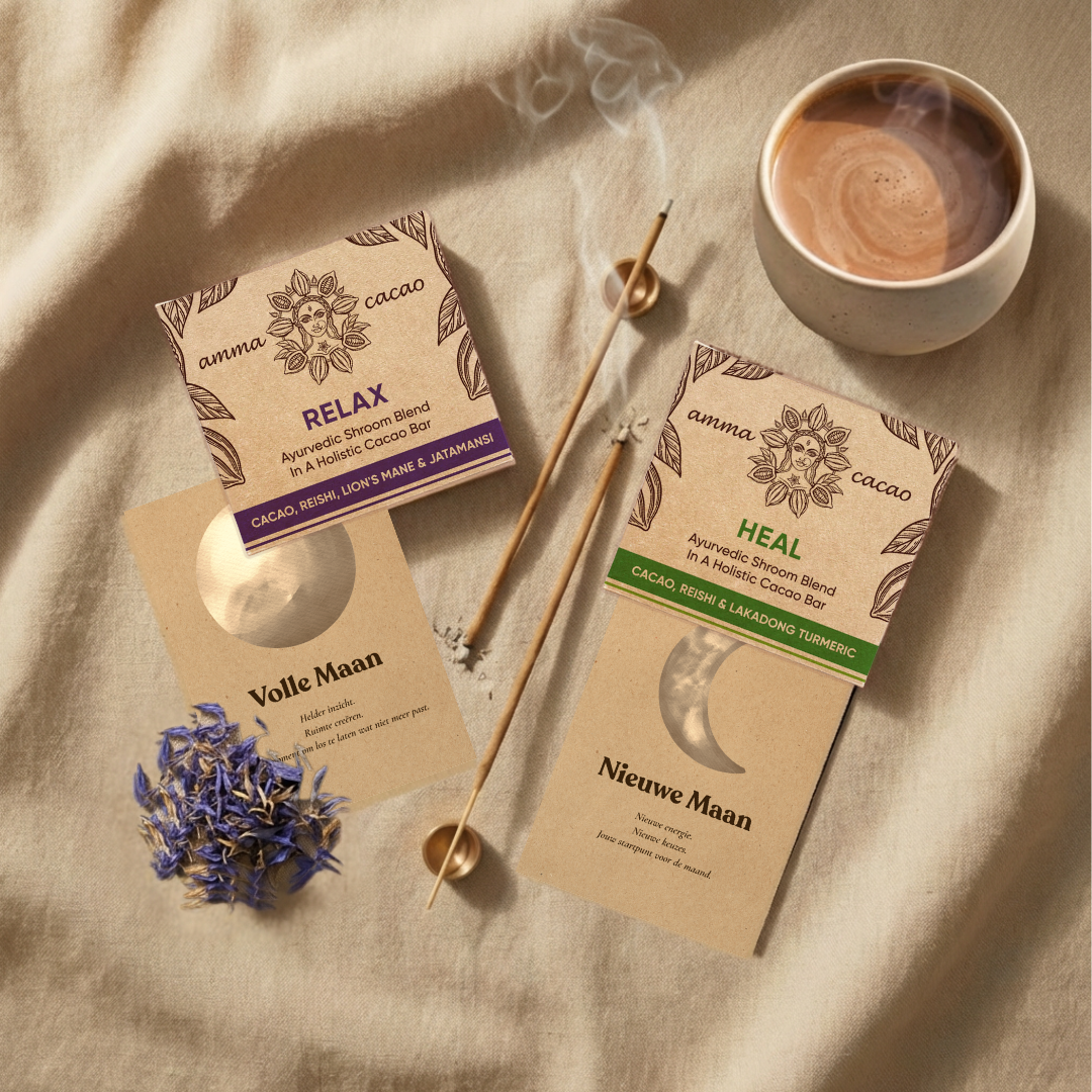 Cacao Maancyclus set met Relax en Heal Amma Cacao bars, Volle Maan en Nieuwe Maan ritueelkaarten, wierook en een mok romige cacao.